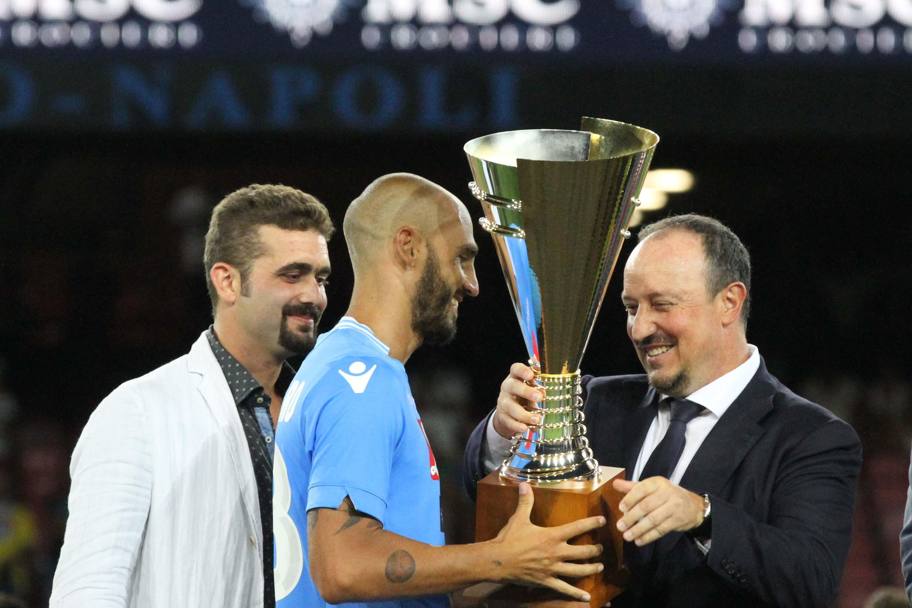 Paolo Cannavaro premiato col trofeo MSC Crociere al termine della partita amichevole tra Napoli e Benfica nel 2013 (ANSA)